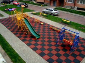 Обустройство детской площадки перед домом
