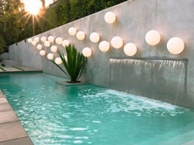 Открытый бассейн с креативной подсветкой