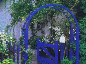 Палисадник с синей аркой