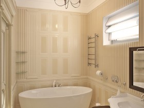 Маленькая светлая ванная комната в классическом стиле