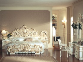 Роскошная спальня в стиле рококо