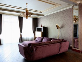 Интерьер роскошной гостиной с бордовым диваном