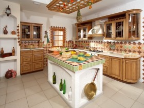 Красивая белая кухня с деревянной мебелью