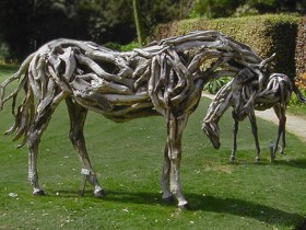 Лошадь из деревянных коряг