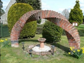 Оригинальная кирпичная арка в саду