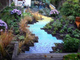Садовая дорожка из разноцветной плитки