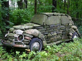 Старенький автомобиль из камней