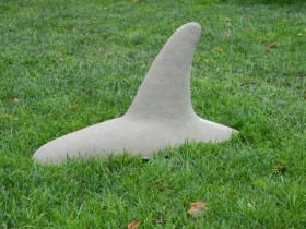 Идея бетонной садовой фигурки в виде акулы