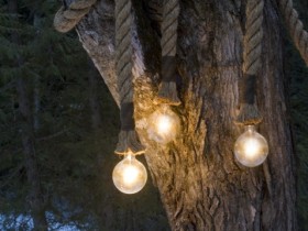Идея подвесных светильников в саду