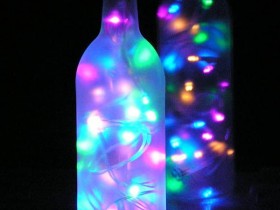 Идея садовых светильников: гирлянды в бутылке