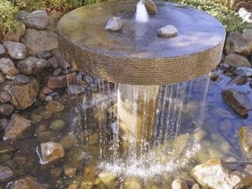 Оригинальная идея садового фонтана