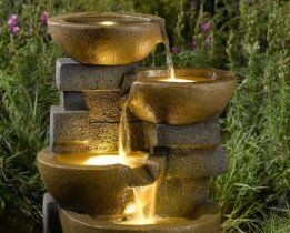 Садовый фонтан с подсветкой