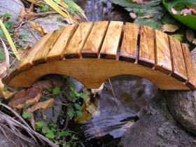 Садовый мостик из дерева