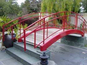 Садовый мостик из металла и дерева