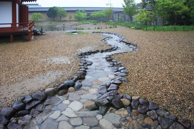 Дом сухая река. Ливневая система водоотведения сухой ручей. Дренажный ручей на участке. Декоративная дренажная канава. Искусственный ручей.