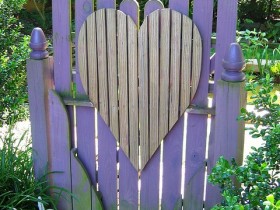 Деревянная калитка в форме сердца