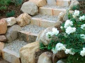 Лестница в саду из камня и гравия