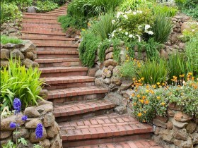 Кирпичная лестница в саду