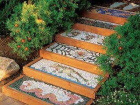 Садовая лестница с креативной мозаикой