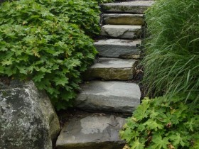Садовая лестница из каменных глыб