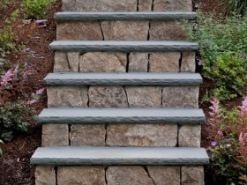 Самодельная лестница в саду из камня