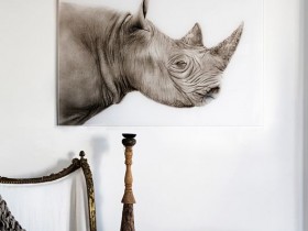 Фото носорога, украшающее стену