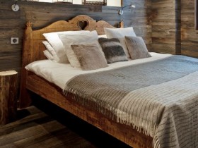Интерьер спальни в деревянной отделке, стиль шале