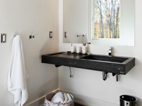 Современная ванная комната в стиле шале