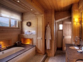 Ванная комната в деревянной отделке, стиль шале
