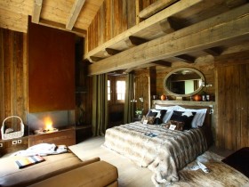 Спальня с камином в деревянной отделке