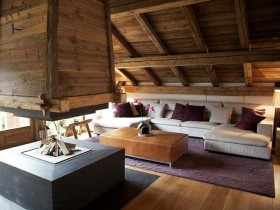 Дизайн интерьера гостиной с камином в стиле шале