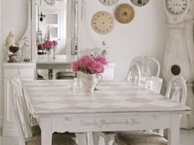 Белая столовая с антикварной мебелью