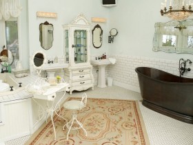 Ванная комната в стиле шебби шик с черной ванной