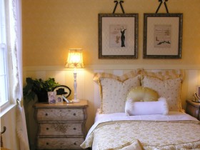 Красивая спальня в желто-белых оттенках