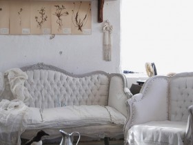 Белая мебель в гостиной шебби шик