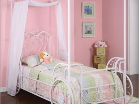 Розовая детская комната в стиле шебби шик