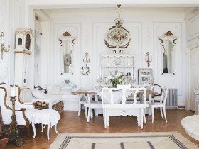 Белая гостиная с антикварной мебелью