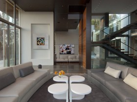 Гостиная в современном стиле с серыми диванами и оригинальным столиком