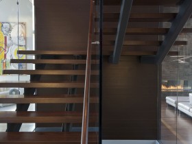 Современный дизайн деревянной лестницы в коттедже
