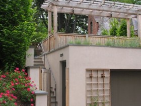 Садовая шпалера, украшающая гараж