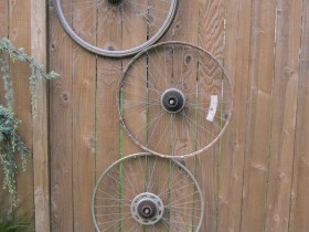 Шпалера садовая из велосипедных колес