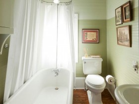 Маленькая светлая ванная комната с унитазом