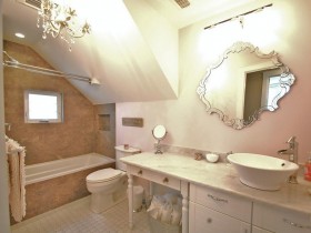Красивая светлая ванная комната