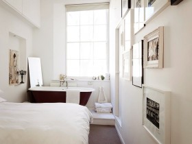 Белая спальня с черной ванной