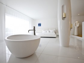 Белая спальня с ванной в стиле минимализм