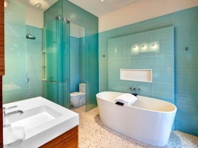 Совмещенная ванная комната бирюзового цвета