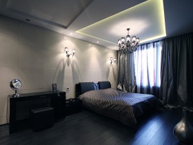 Темная спальня с многоуровневым потолком и красивой скрытой подсветкой