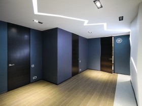 Креативный дизайн сине-белого коридора