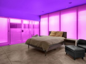 Современная спальня с розовой подсветкой