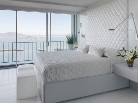Интерьер белой спальни с большими окнами